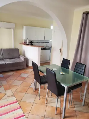 Cuisine ou kitchenette dans l'établissement Le Pin Doré