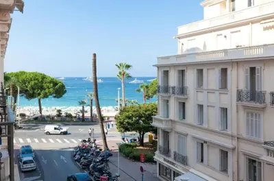 Vue générale sur la mer ou vue sur la mer prise depuis l'appartement