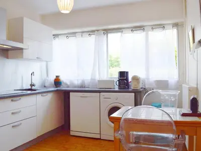Cuisine ou kitchenette dans l'établissement Appartement avec Piscine & Tennis, Terrasse ensoleillée, Garage privé - Antibes - FR-1-252-126