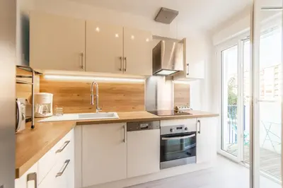 Cuisine ou kitchenette dans l'établissement L'Ascot Appartement, plages à 300m, vue hippodrome