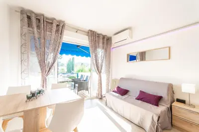 Coin salon dans l'établissement L'Ascot Appartement, plages à 300m, vue hippodrome