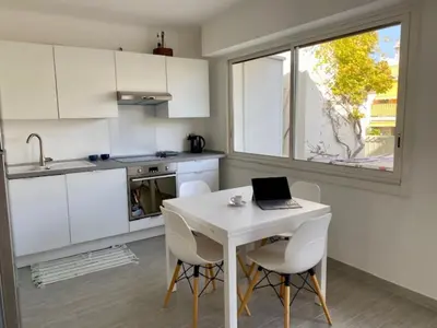 Cuisine ou kitchenette dans l'établissement Arthur Properties Rue d'Antibes