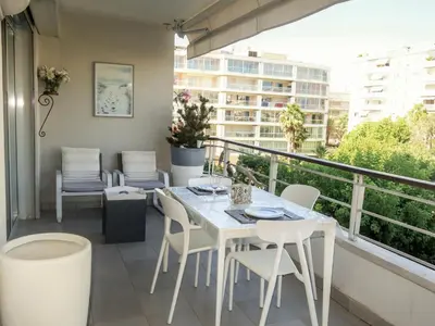 Balcon ou terrasse dans l'établissement Apartment Cristal Croisette-1 by Interhome
