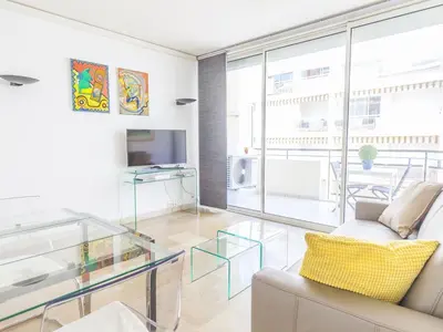 Télévision ou salle de divertissement dans l'établissement Lovely One bedroom Martinez Cannes