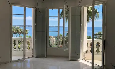 Vue générale sur la mer ou vue sur la mer prise depuis l'appartement