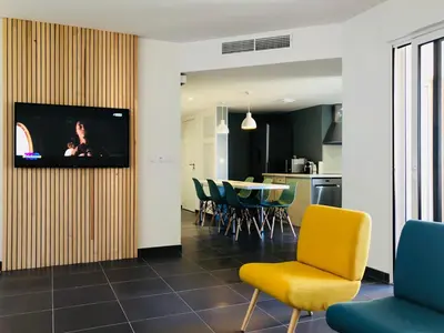 Télévision ou salle de divertissement dans l'établissement Appt moderne Vieil Antibes 3 pièc
