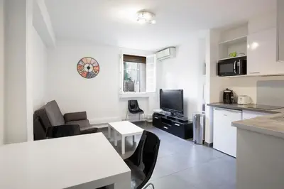 Cuisine ou kitchenette dans l'établissement Chez Dominique - 1 chbre 2-4pers Centre Antibes Migrainier Ancien with AC