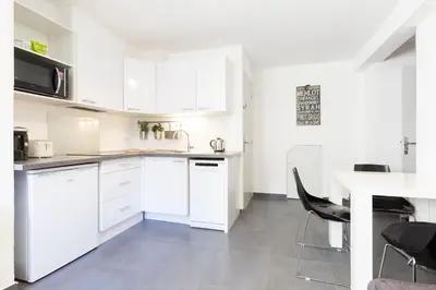 Cuisine ou kitchenette dans l'établissement Chez Dominique - 1 chbre 2-4pers Centre Antibes Migrainier Ancien with AC