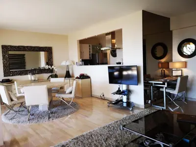 Cuisine ou kitchenette dans l'établissement La Mirandole 3 pièces vue mer