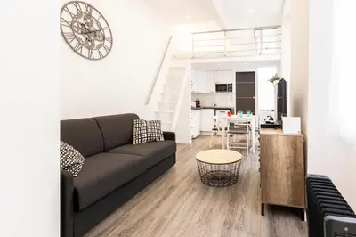 Coin salon dans l'établissement Chez Thibault - Studio rénové 2-4pers Centre Antibes Fersen