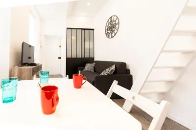 Télévision ou salle de divertissement dans l'établissement Chez Thibault - Studio rénové 2-4pers Centre Antibes Fersen