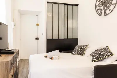 Un ou plusieurs lits dans un hébergement de l'établissement Chez Thibault - Studio rénové 2-4pers Centre Antibes Fersen