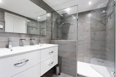 Salle de bains dans l'établissement Carlton area: New 2 beds / 2 baths
