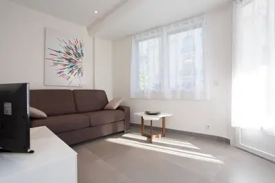 Coin salon dans l'établissement MARTINEZ AREA: NEW 2BEDS/2BATHS