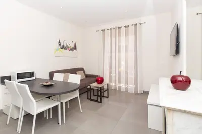 Télévision ou salle de divertissement dans l'établissement Palais Miramar: 1 bed side sea view