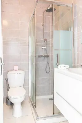 Salle de bains dans l'établissement Chez Dominique - Studio 2-4pers centre Antibes Fourmilliere 1er