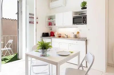 Cuisine ou kitchenette dans l'établissement Chez Dominique - Studio 2-4pers centre Antibes Fourmilliere 1er