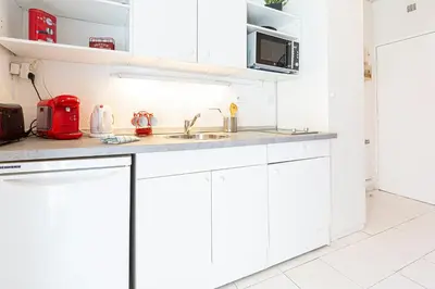 Cuisine ou kitchenette dans l'établissement Chez Dominique - Studio 2-4pers centre Antibes Fourmilliere 1er