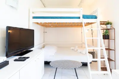 Télévision ou salle de divertissement dans l'établissement Chez Dominique - Studio 2-4pers centre Antibes Fourmilliere 1er