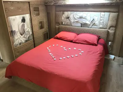 Un ou plusieurs lits dans un hébergement de l'établissement Love Room Jacuzzi Croisette