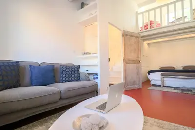 Coin salon dans l'établissement CLT - UNIQUE Duplex & Terrace on the Provencal market