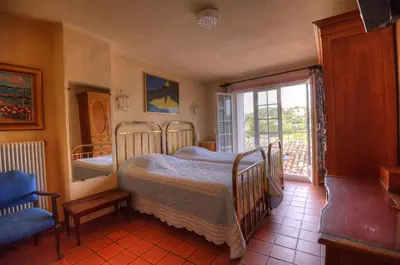 Un ou plusieurs lits dans un hébergement de l'établissement Hôtel Les Arcades