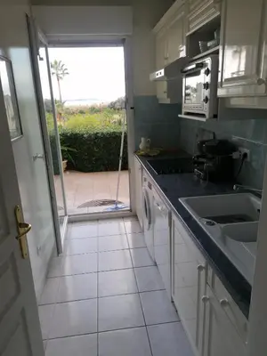 Cuisine ou kitchenette dans l'établissement Antibes T2 Vue mer 48m2 Terrasse Parking Piscine Plage