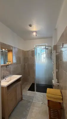 Salle de bains dans l'établissement Bel Appartement Spacieux et lumineux climatisé de 120m2 dans villa avec piscine