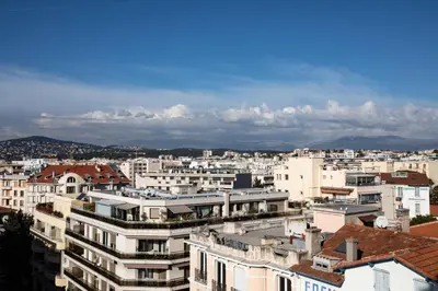 Vue générale sur Juan-les-Pins ou vue de la ville depuis l'appartement