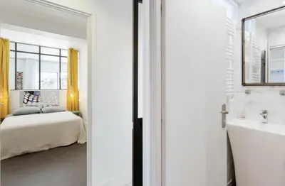 Un ou plusieurs lits dans un hébergement de l'établissement CANNES Festival Films Center, with 2 bedrooms and balcony