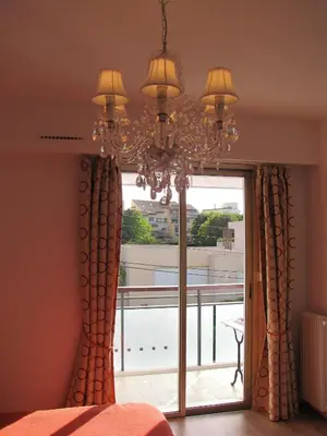 Un ou plusieurs lits dans un hébergement de l'établissement Appartement moderne à Antibes - 50 m² - Vue sur jardin