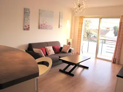 Coin salon dans l'établissement Appartement moderne à Antibes - 50 m² - Vue sur jardin