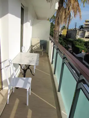 Balcon ou terrasse dans l'établissement Appartement moderne à Antibes - 50 m² - Vue sur jardin