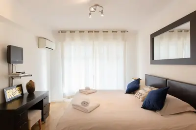Un ou plusieurs lits dans un hébergement de l'établissement 2-Br Apartment 2 min from the Beaches