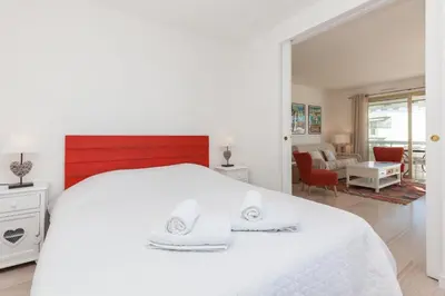 Un ou plusieurs lits dans un hébergement de l'établissement High-Standard 2-Bedroom Apartment with Sea View and Large Terrace
