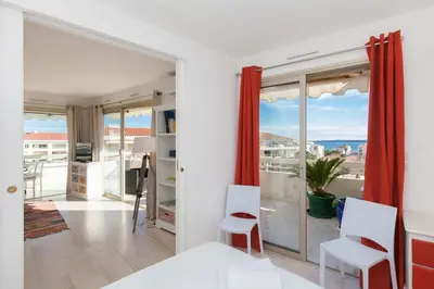 Balcon ou terrasse dans l'établissement High-Standard 2-Bedroom Apartment with Sea View and Large Terrace