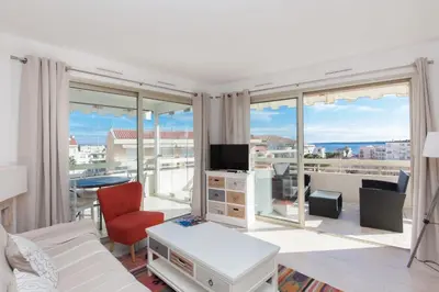 Cuisine ou kitchenette dans l'établissement High-Standard 2-Bedroom Apartment with Sea View and Large Terrace