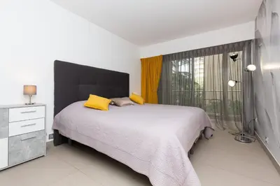 Un ou plusieurs lits dans un hébergement de l'établissement 2-Br apartment 2 minutes from the beach parking