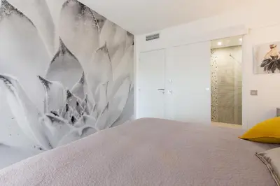 Un ou plusieurs lits dans un hébergement de l'établissement 2-Br apartment 2 minutes from the beach parking