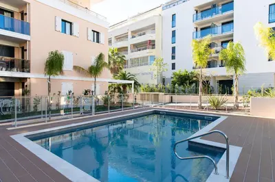 Piscine de l'établissement 2-Br with Garden and Pool in the Heart of Palm Beach ou située à proximité