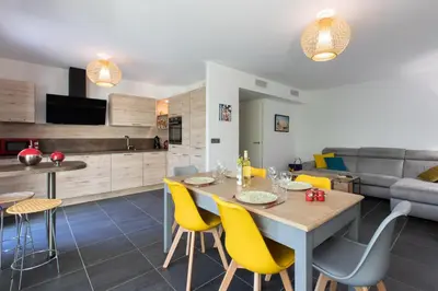 Cuisine ou kitchenette dans l'établissement 2-Br with Garden and Pool in the Heart of Palm Beach