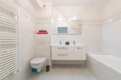 Salle de bains dans l'établissement Renovated 2-Br Apartment with Terrace and Pool