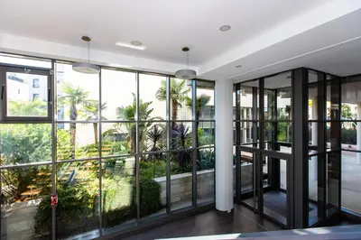Jardin de l'établissement Renovated 2-Br Apartment with Terrace and Pool