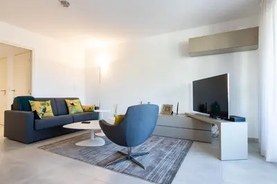 Télévision ou salle de divertissement dans l'établissement Renovated 2-Br Apartment with Terrace and Pool