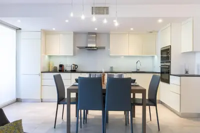 Cuisine ou kitchenette dans l'établissement Renovated 2-Br Apartment with Terrace and Pool