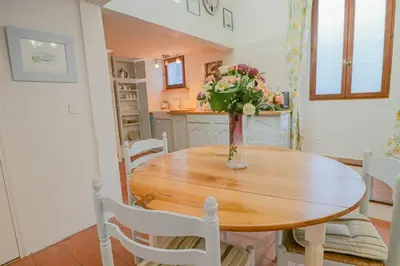 Cuisine ou kitchenette dans l'établissement Duplex au coeur du vieil Antibes