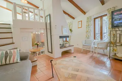 Télévision ou salle de divertissement dans l'établissement Duplex au coeur du vieil Antibes