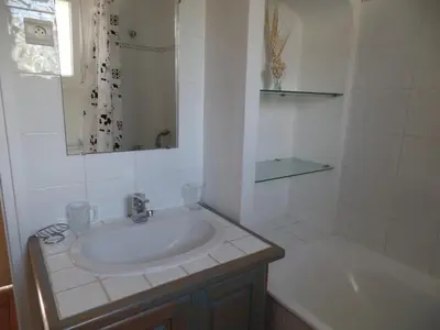 Salle de bains dans l'établissement Villa L'Adret et sa piscine