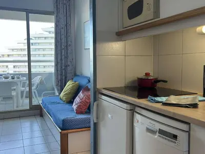 Cuisine ou kitchenette dans l'établissement Studio à Villeneuve-Loubet Plage avec Parking Privé, 2/4 Couchages - FR-1-252A-6