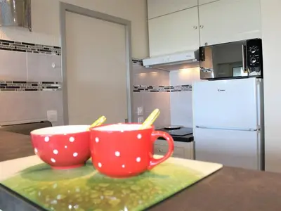 Cuisine ou kitchenette dans l'établissement Charmant 2P en bord de mer, 4 couchages, marina, proche gare et centre, parking vélos et scooters - FR-1-252A-9